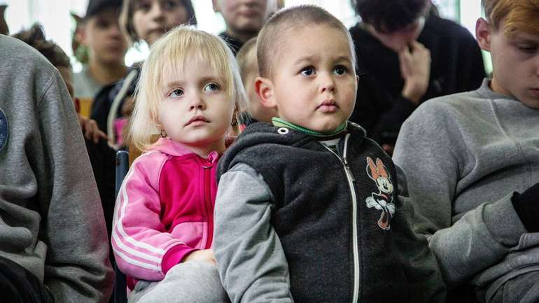 На очах усього світу Росія масово викрадає українських дітей