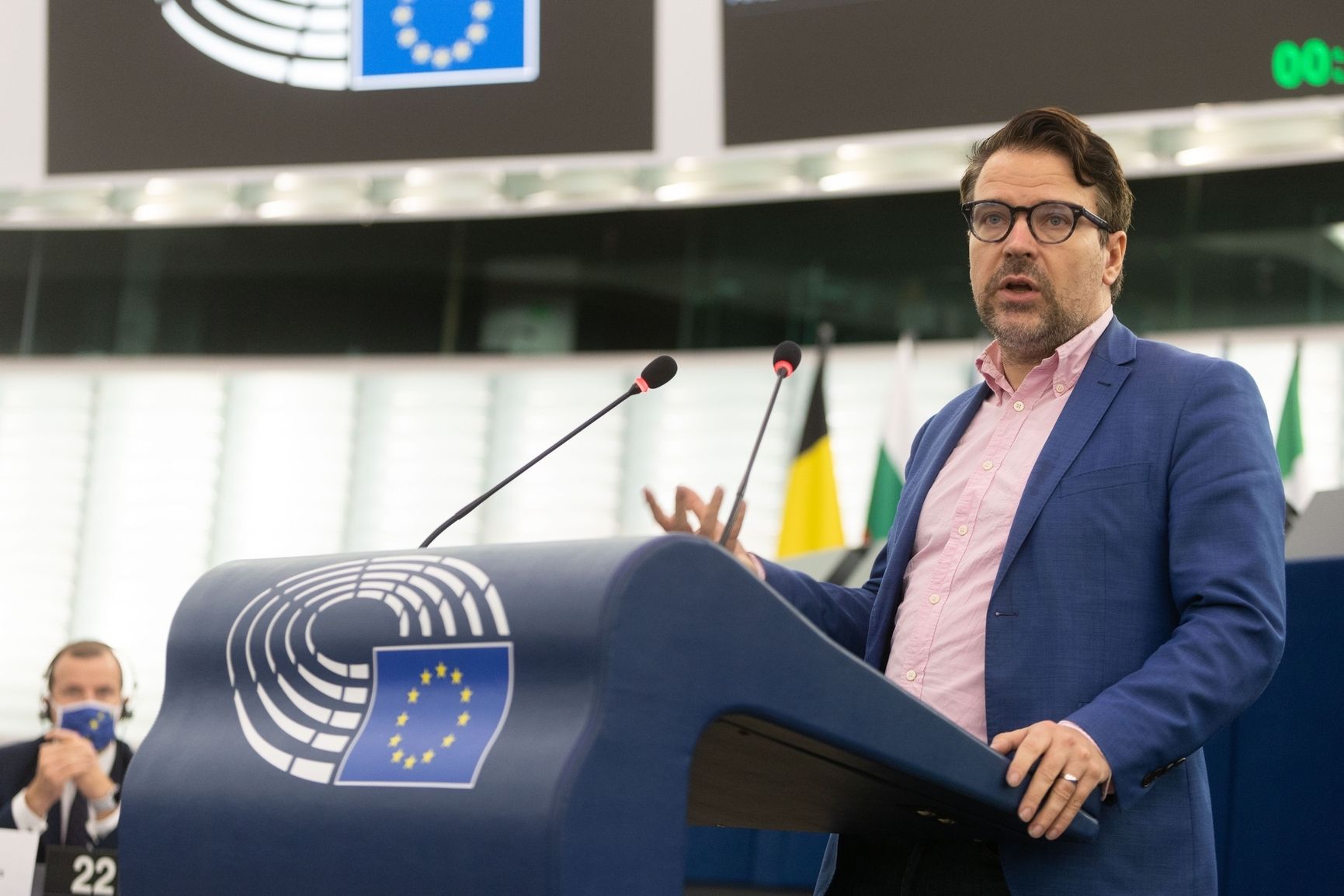 Вілле Нійністьо – євродепутат (із 2019), міністр охорони навколишнього середовища (у 2011-2014), племінник президента Саулі Нійністьо