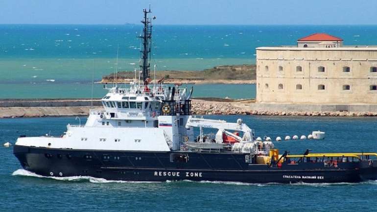 ЗСУ підбили ворожий буксир “васілій бех”, який віз окупантів і зброю на Зміїний