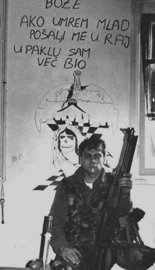 Хорватський вояк на тлі напису