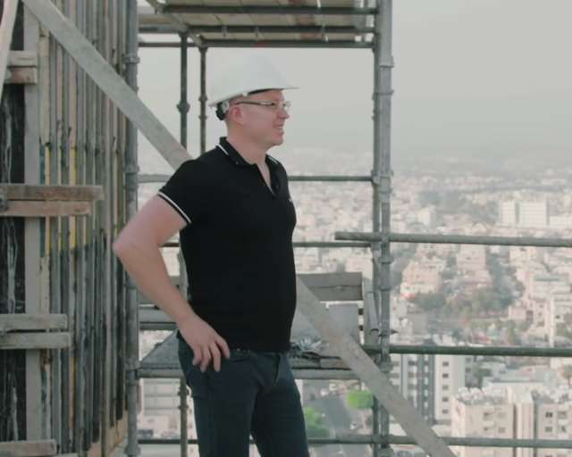 Роман Семіохін на будівельному майданчику власного 22-поверхового офісу на Кіпрі. Скріни програми російського Forbes про 1XBet