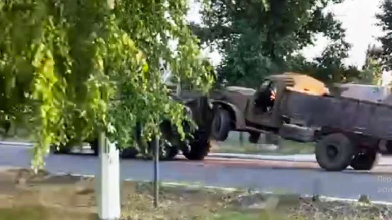 Росіяни вивозять з Луганщини тонни продовольства старими військовими вантажівками