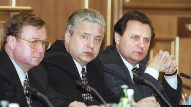 Бывшие главы ФСБ Сергей Степашин (слева) и Николай Ковалев (в центре), 1998 год