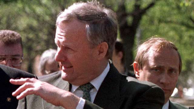 Первый мэр Санкт-Петербурга Анатолий Собчак и Владимир Путин (справа), 1994 год