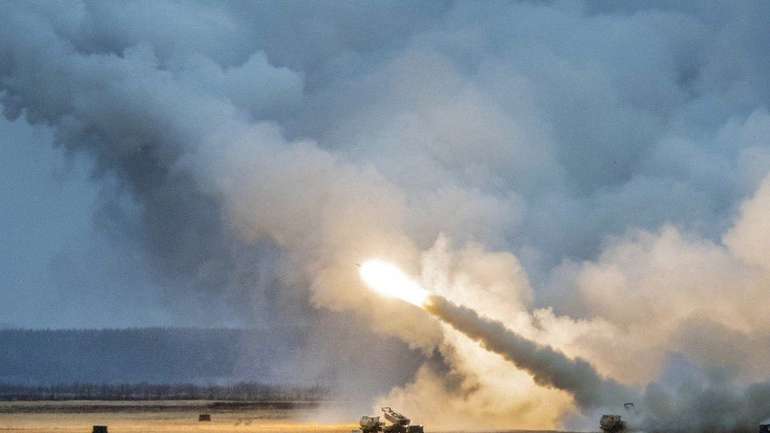 В Україну прибули американські ракетні системи HIMARS