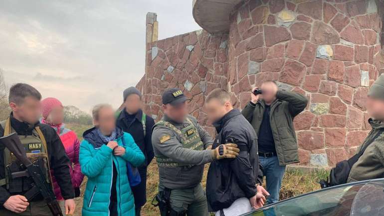 $10 тисяч хабаря для прикарпатських поліціянтів і службовців СБУ