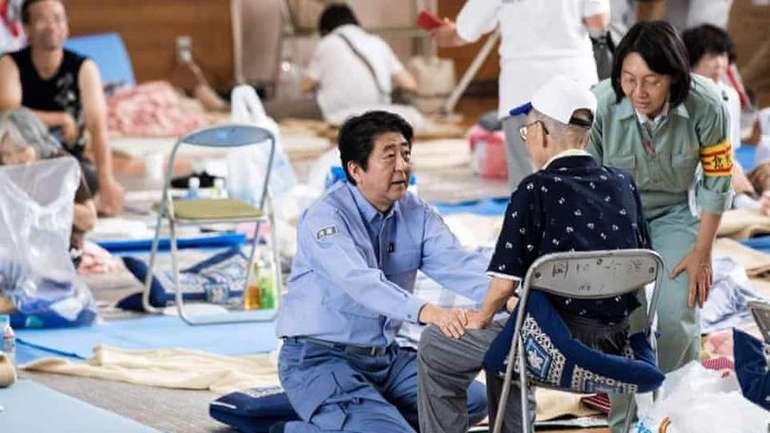 Сіндзо Абе відвідує притулок для людей, постраждалих від повені в Мабі, префектура Окаяма, у липні 2018 року