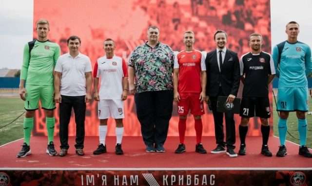Костянтин Караманіц (другий зліва), “Юзік” Корявченков (по центру) та Артем Гагарін (третій справа) на презентації нового “Кривбасу”.