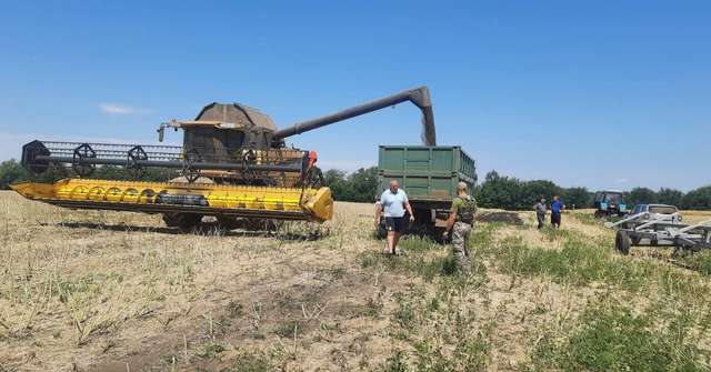 Тероборона Запоріжжя допомагає аграріям збирати врожай_2