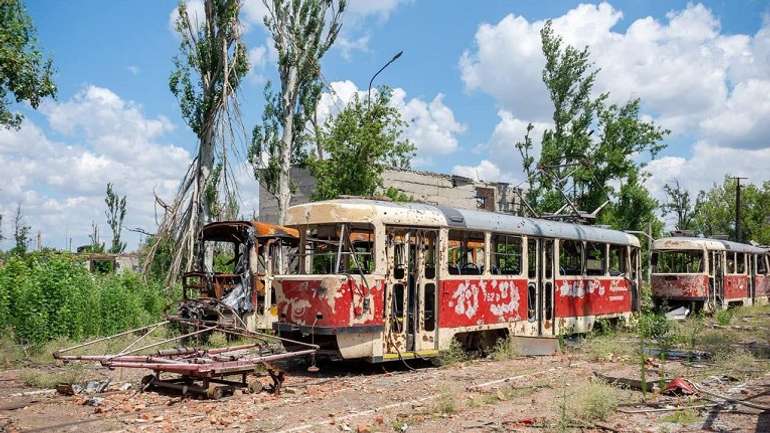 Окупанти планують запустити електротранспорт у Маріуполі, який знищено на 95%