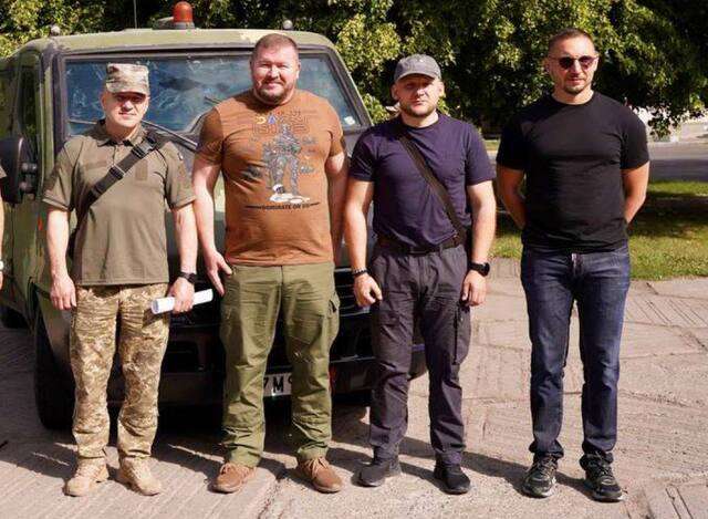 На фото крайній праворуч Дмитро Мандріков