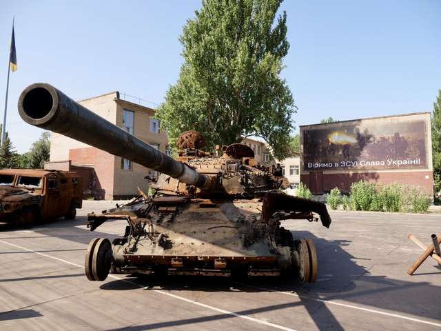У Кривому Розі виставили на показ російський військовий металолом_5
