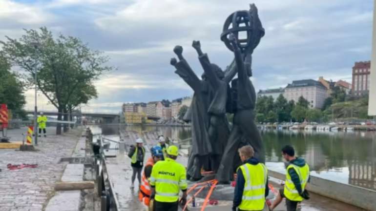 У столиці Фінляндії демонтували пам’ятник “Мир у всьому світі”.