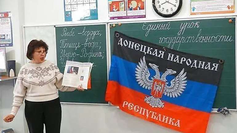 Росіяни завозять своїх «освітян» для зомбування українських дітей на окупованих територіях