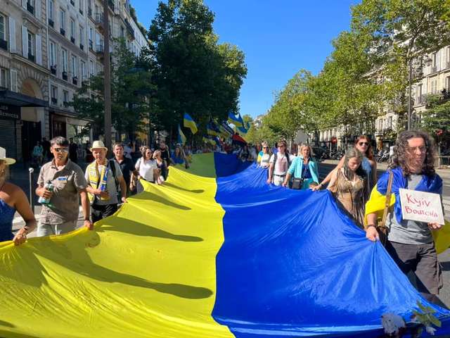 Хода на підтримку України в Парижі