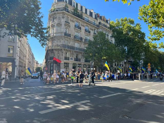 Хода на підтримку України в Парижі