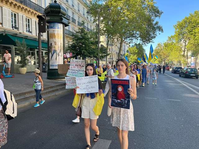 Хода на підтримку України в Парижі