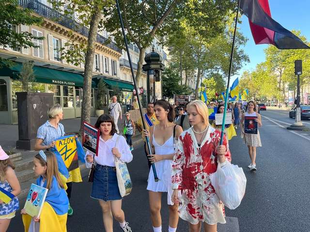 Хода на підтримку України в Парижі
