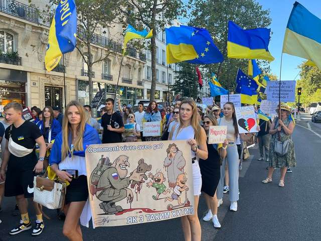 Хода на підтримку України в Парижі