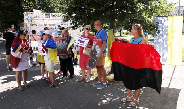 Латвійці закликали світ притягнути РФ до відповідальності за геноцид українців_5