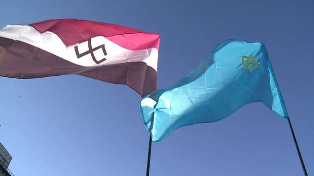 Національні стяги мокшан (ліворуч) і киримли (праворуч)