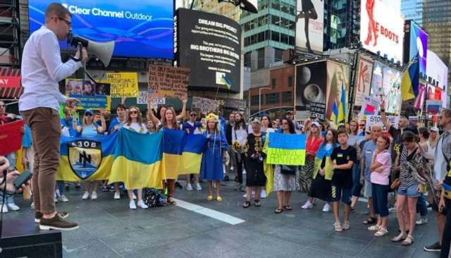 Українці в Нью-Йорку закликали не допустити судилища над захисниками Маріуполя_1