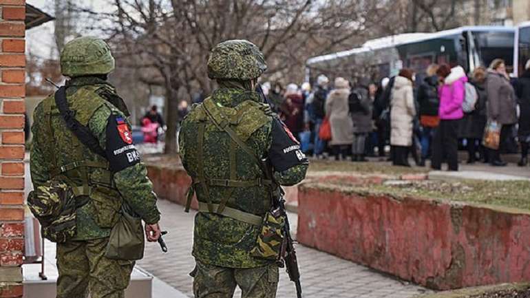 Чоловіків Луганщини – на смерть, а жінок – у шахти