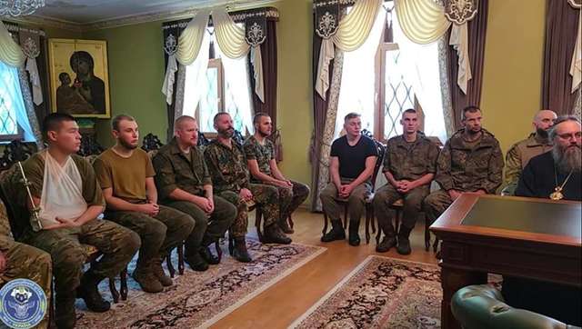 Ґебіст у рясі Онуфрій проповідує мир «русскім братам»_1