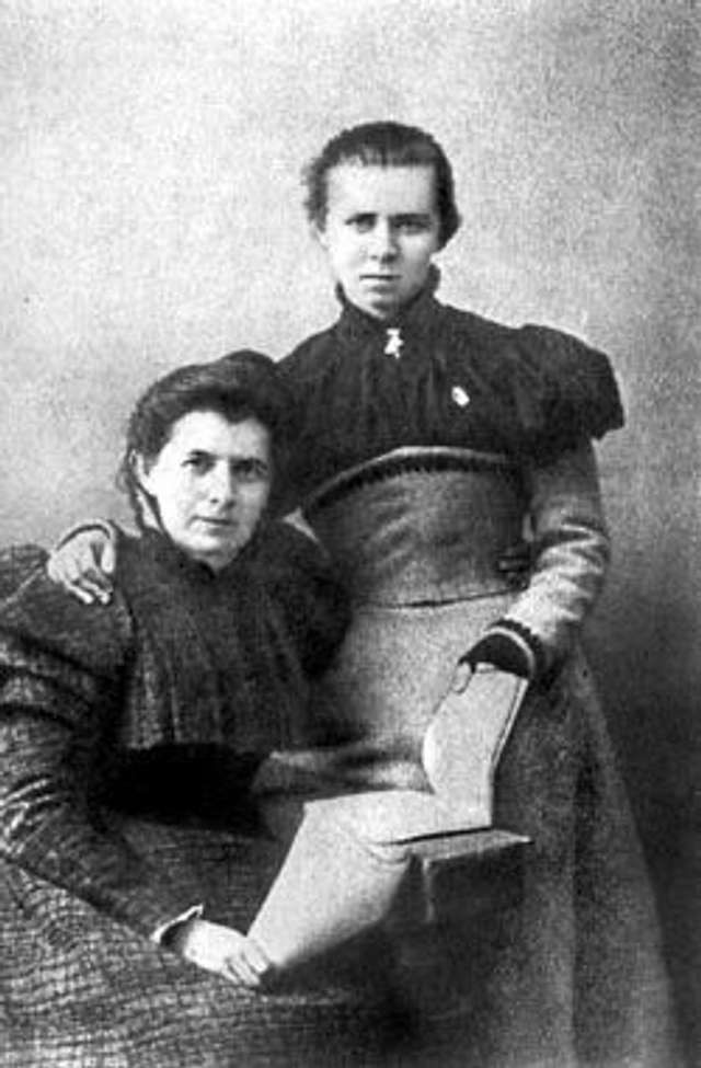 Олена Пчілка (сидить) і Леся Українка