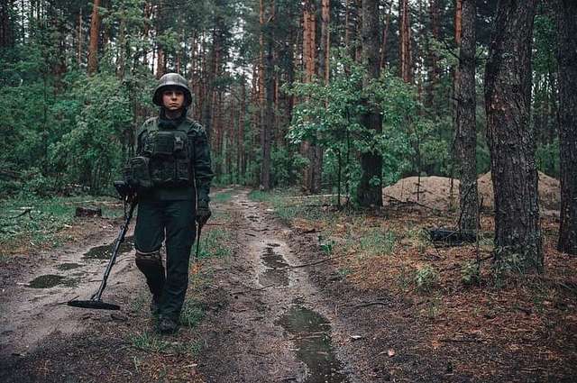 У Нацгвардії показали, як розміновують деокуповані райони України_1