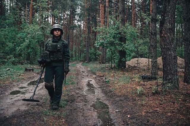 У Нацгвардії показали, як розміновують деокуповані райони України_2