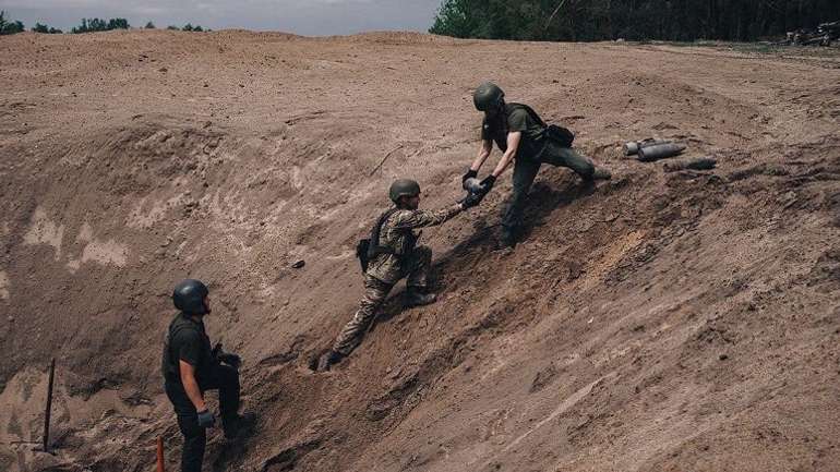 У Нацгвардії показали, як розміновують деокуповані райони України