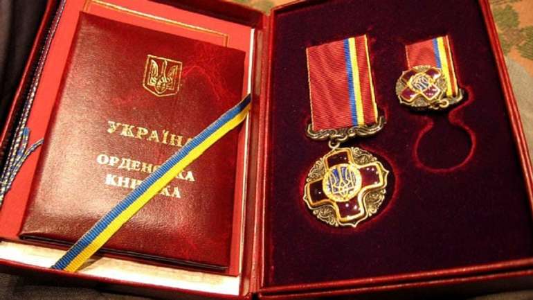 Зеленський займається девальвацією державних нагород