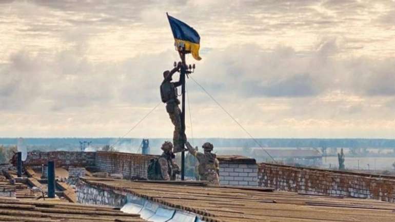 Українські воїни підіймають прапор України над Високопіллям