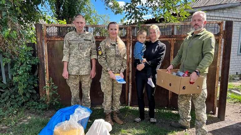 Поки чиновники крадуть, Маріупольські морпіхи роздають гуманітарку