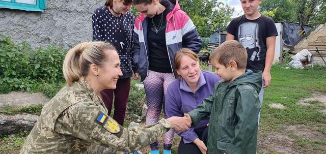 Поки чиновники крадуть, Маріупольські морпіхи роздають гуманітарку_1