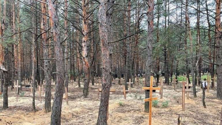 У деокупованому Ізюмі виявили масове поховання на 440 тіл