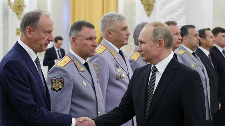 «ГКЧП 2.0»: яструби війни готуються усунути кремлівського щура