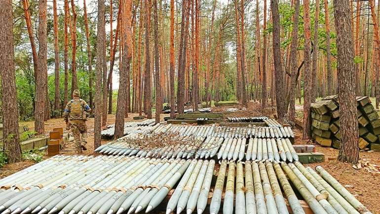 Тікаючи, окупанти лишають по собі сміття і трофеї для ЗСУ, – Дмитро Савченко