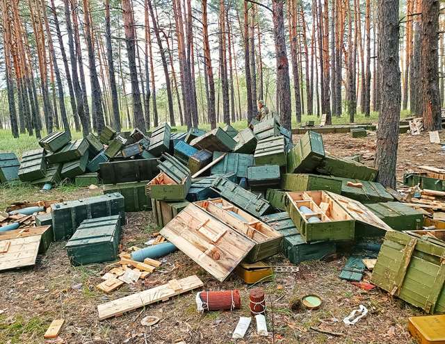 Тікаючи, окупанти лишають по собі сміття і трофеї для ЗСУ, – Дмитро Савченко_1