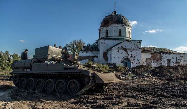 Українські військові перевіряють покинуту російську техніку у відвойованому районі поблизу Ізюма