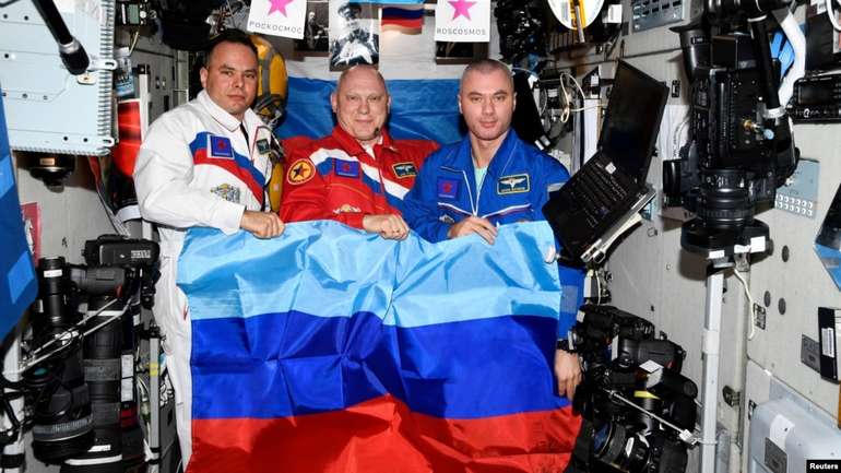 Троє російських космонавтів на Міжнародній космічній станції позували з прапорами терористичних угруповань «ДНР» і «ЛНР»
