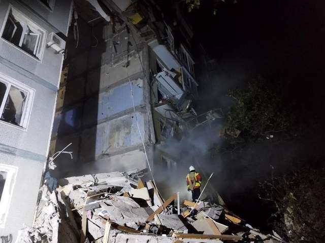 Вночі окупанти завдали ракетних ударів по Запоріжжю. Загинуло 17 людей._5