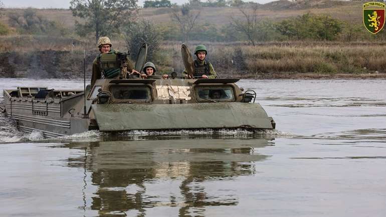 24 бригада імені короля Данила показала, як форсує водні перешкоди