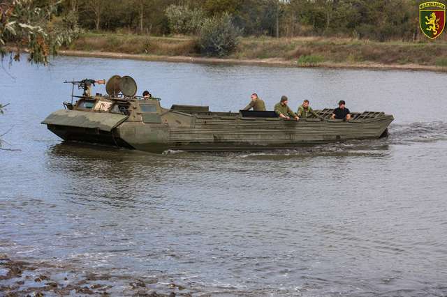 24 бригада імені короля Данила показала, як форсує водні перешкоди_3