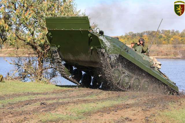 24 бригада імені короля Данила показала, як форсує водні перешкоди_1