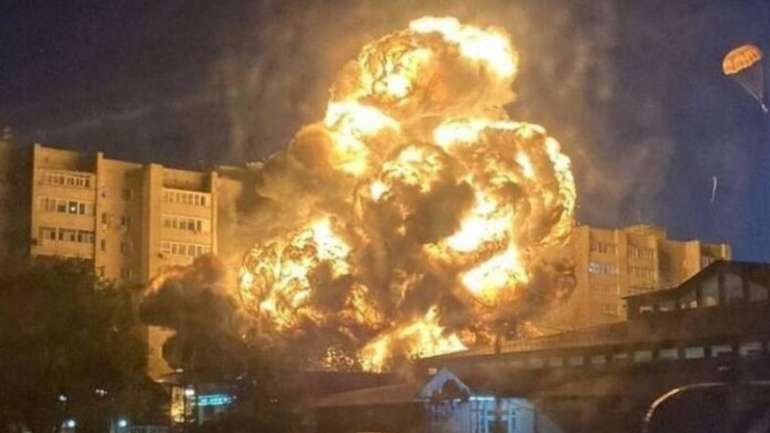 У російському Єйську військовий літак упав на житловий будинок