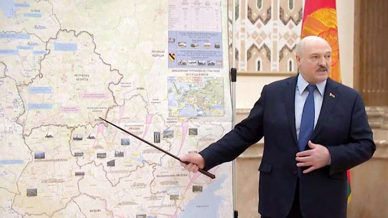 Лукашенка втовкмачує військовослужбовцям Білорусі російські наративи