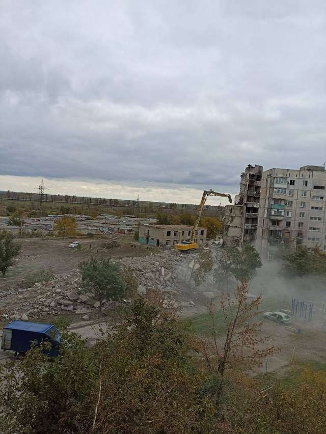 Російські окупанти зносять знищені ними будинки в Маріуполі_2