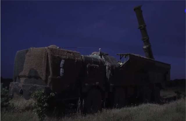 Скріншот відео, поширеного Міноборони Росії, на якому показано нічний пуск ракети комплексу «Іскандер»